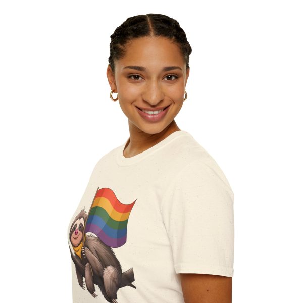 Tshirt Drapeau LGBT paresseux tenant un drapeau arc-en-ciel sur une branche design amusant pour soutien et sensibilisation LGBTQ+ t-shirt - Image 45