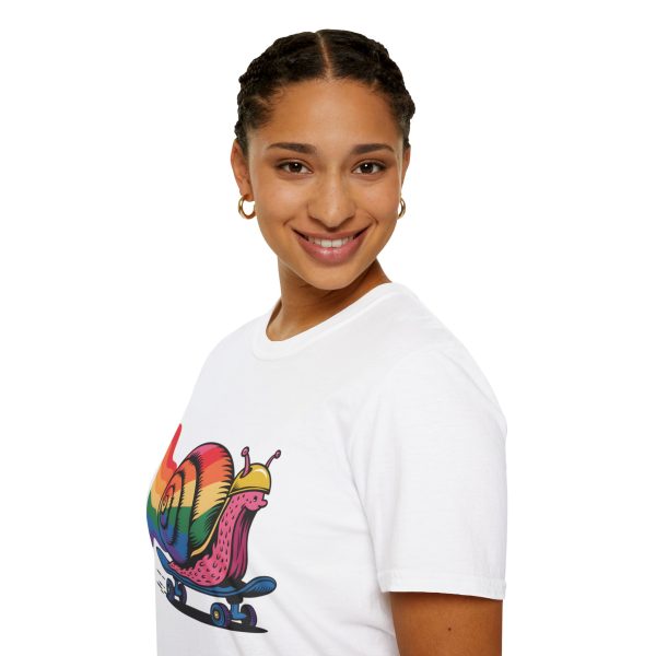 Tshirt LGBTQ+ escargot en skateboard avec fond arc-en-ciel design ludique et vibrant pour célébrer la fierté et inclusion LGBTQ+ t-shirt - Image 21