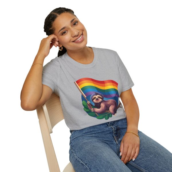 Tshirt Drapeau LGBT paresseux tenant un drapeau arc-en-ciel design amusant et mignon pour sensibilisation et inclusion LGBTQ+ shirt t-shirt - Image 34