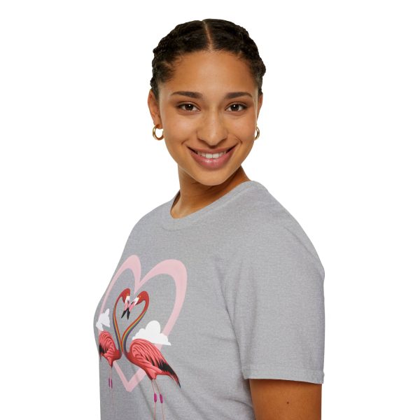 Tshirt LGBTQ+ flamants roses formant un coeur design symbolique et symbolique pour célébrer l'amour et la diversité LGBTQ+ shirt t-shirt - Image 33